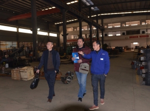 四川生產(chǎn)總監(jiān)陪同海外客戶(hù)參觀公司