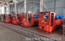 貴州12噸鋰電池湘潭電機車裝車發(fā)貨