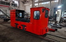 貴州變頻調(diào)速5噸蓄電池湘潭電機車裝車發(fā)貨