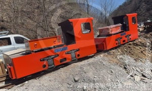 一批5噸湘潭鋰電池電機(jī)車抵達(dá)礦山現(xiàn)場(chǎng)