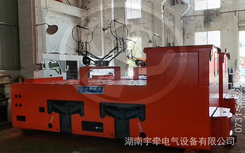 一批14噸架線式湘潭電機(jī)車發(fā)往金礦