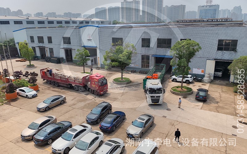 一批5噸蓄電池湘潭電機(jī)車裝車發(fā)貨