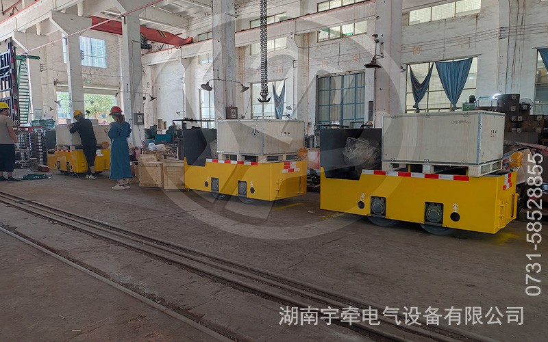 一批定制型2.5噸鋰電池湘潭電機(jī)車及配件出口海外