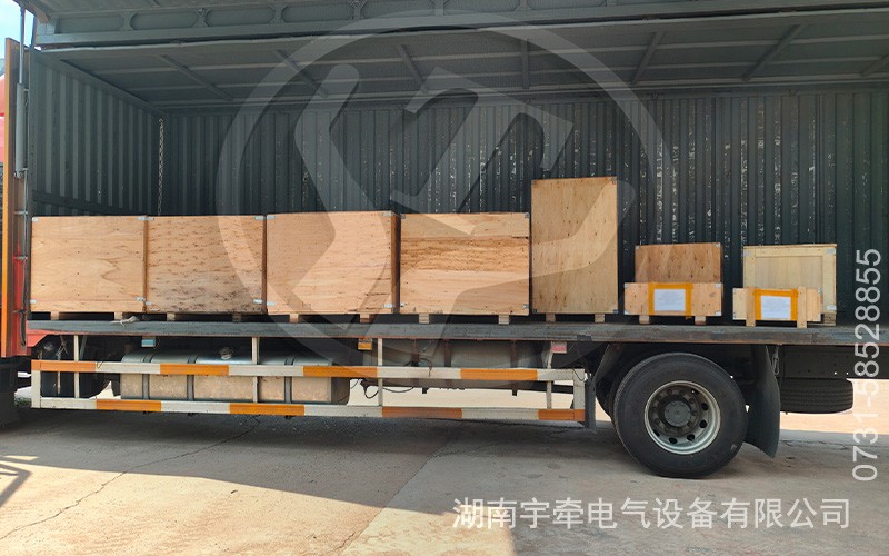 一批礦用湘潭電機(jī)車配件裝車發(fā)往海外