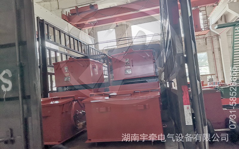 2.5噸防爆湘潭電機(jī)車裝車發(fā)往云南