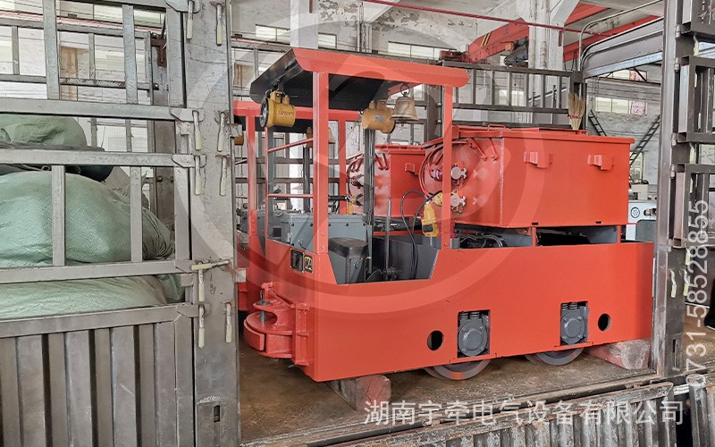 一批防爆型2.5噸蓄電池湘潭電機(jī)車裝車發(fā)貨