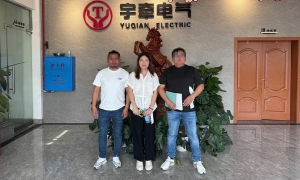 炎炎夏日，國外客戶上門采購遠(yuǎn)程遙控型5噸鋰電池電機(jī)車