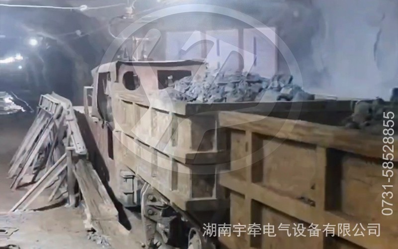 10噸架線式湘潭電機(jī)車井下卸礦視頻